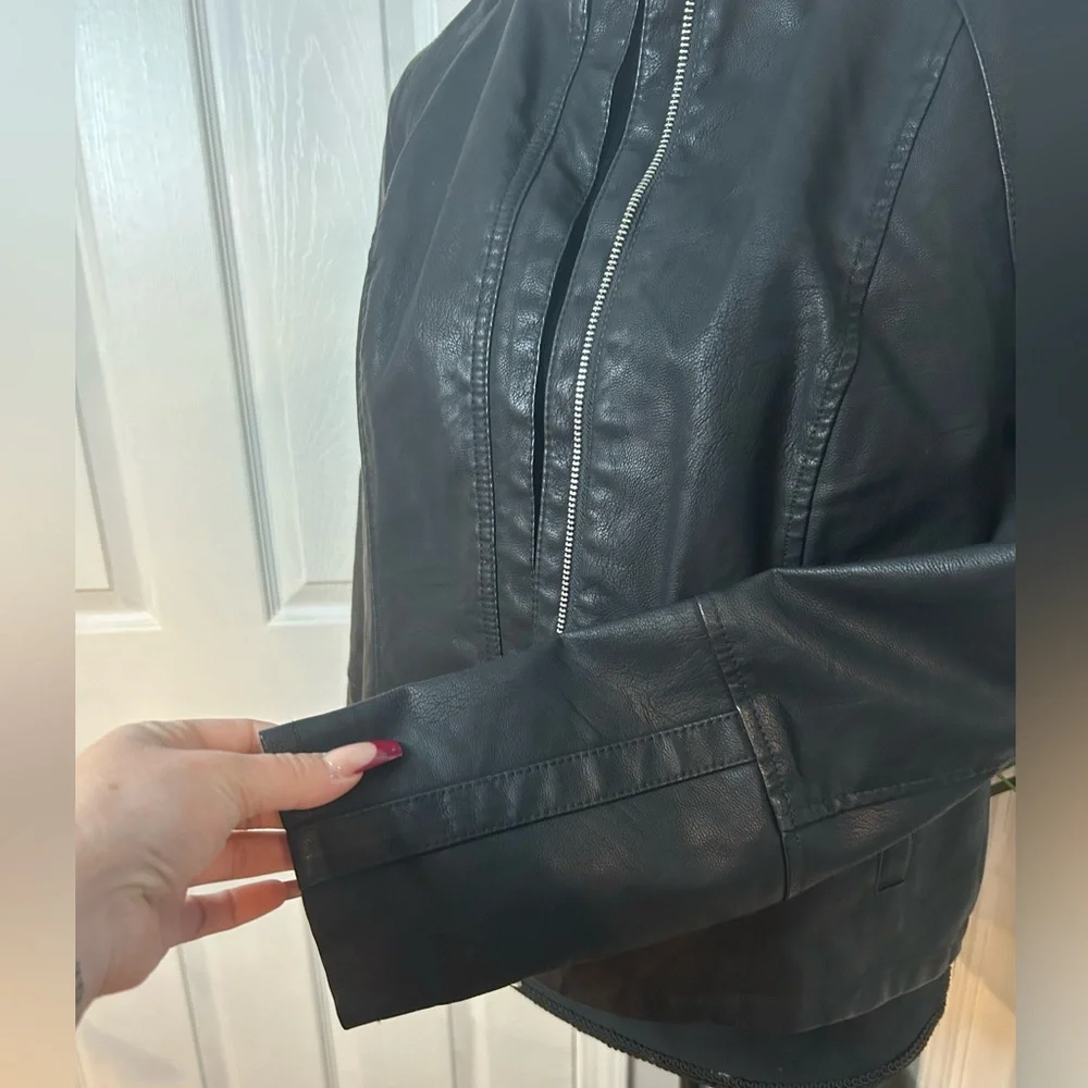 BACCINI Women’s Black Leather Jacket - Picture 4 of 9